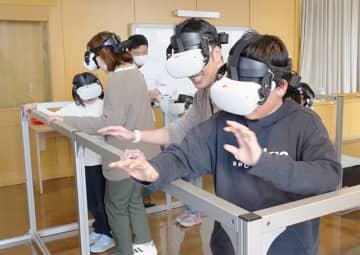 VRで気球の旅を体験　県産業科学館のアトラクション