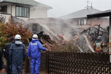 岡山市中区で民家全焼、1人搬送