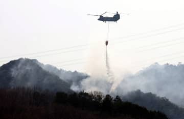 岡山 山林焼失250ヘクタールに　民家など焼損 一時雨も鎮圧至らず