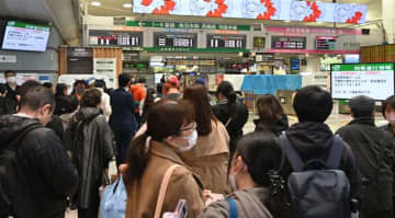 秋田駅の新幹線ホームに不審なスーツケース　全列車が一時運転見合わせ　「自分のものかも…」と警察に連絡