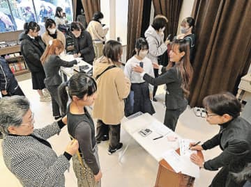 高校入学控え、制服の注文がピーク　「青春の思い出をお手伝い」　群馬・高崎市の専門店「ツナシマ」