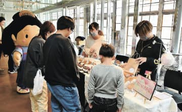 地元の飲食物工芸品ずらり　きょうまで群馬・富岡製糸場で物産展