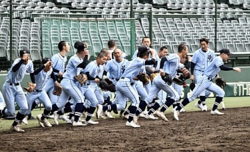 【高校野球】横浜清陵が甲子園練習、聖地のグラウンド確認　内藤は「投げやすかった」