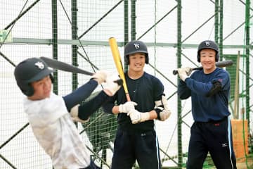 【高校野球】選抜出場の神奈川2校が室内練習　横浜は軽い調整、清陵は打撃練習で汗流す