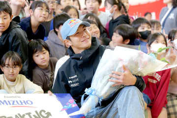 Shigekixがやってきた！　川崎の小学校で講演「努力することの大切さ」説く