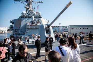 米海軍横須賀基地、一般開放に5万5千人　イージス艦ベンフォールドを公開