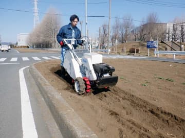 愛川　中央分離帯の植え込みから小石を除去する機械　会社が町役場に寄贈