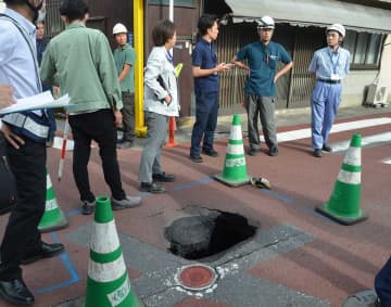 「穴が開いている」鎌倉の住宅街で道路陥没　交差点中央に直径60センチ、深さ1.3メートル