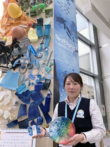 海の生き物が誤飲で被害の「プラごみ」、長崎県佐世保市の海きららがお土産に再生