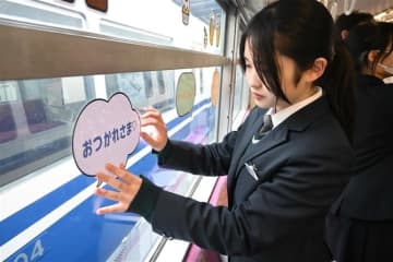 「ビールが待ってるよ」…北九州モノレールの車窓にメッセージ　小倉商高生徒が飾り付け