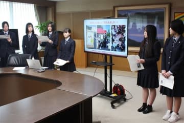 熊本県の阿蘇中央高生と文徳高生、地域課題解決へ提案　物産展出展や子ども服再利用など