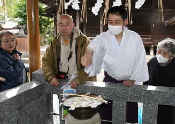 かゆのカビで一年占う神事　佐賀県みやき町の千栗八幡宮