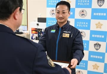 声かけで偽電話詐欺被害を防止、福岡県飯塚市のコンビニ店長に感謝状