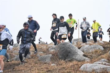 早春の「羊群原」を7～82歳が疾走、北九州市で平尾台クロスカントリー