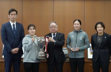 女子7人制ラグビーの国際大会で「ナナイロプリズム福岡」が初優勝　拠点の久留米市に報告