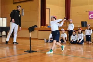 福岡県飯塚市の片島小でホークスOBが野球指導　3年生が投げ方や捕球、ルール教わる