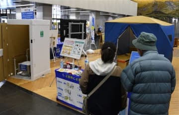 福岡沖地震から20年、県庁ロビーで企画展　段ボールベッドや簡易トイレ展示