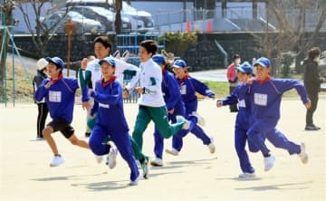 青学陸上部と熊本県水上村の児童・生徒が交流　ストレッチ法「青トレ」伝授