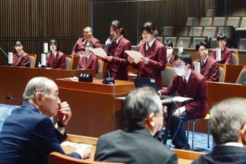 福岡県糸島市議会、糸島農業高生と意見交換会　畜産業振興や高齢者生活支援などで議論