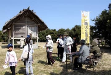 長崎県壱岐市で「原の辻ウオーク」　家族連れなど150人が参加