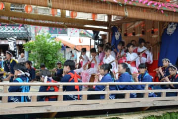 どんこ舟6隻の上に設けた舟舞台、掘割を進む　「沖端水天宮祭」始まる