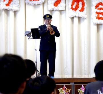 元県警音楽隊の駐在さん　トランペットで6年生送り出す　地域密着、住民目線で見守り　千葉市若葉区