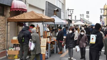 佐倉・新町通りに新たな息吹　シン・マチマーケット初開催　時代まつり後継、古本市登場