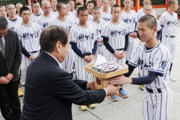 センバツ出場の柳ケ浦が宇佐神宮で必勝祈願　勝守授与「気持ち一層強くなった」【大分県】