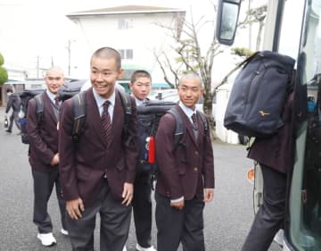 柳ケ浦ナインが甲子園に向けて出発　「感動を与えられるように頑張る」【大分県】