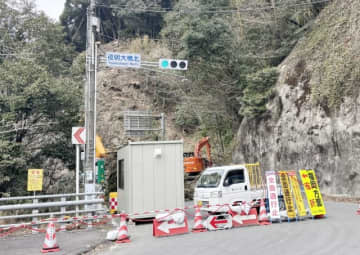 日田市夜明の国道386号、全面通行止め続く　登下校に影響、商店は客足減少を懸念【大分県】