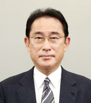 岸田前首相、商品券配布の有無答えず