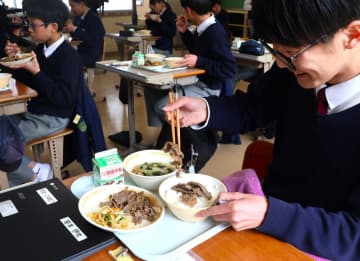 給食に大村産和牛のメニュー！　市立中の生徒ら舌鼓「幸せって感じ」　長崎　