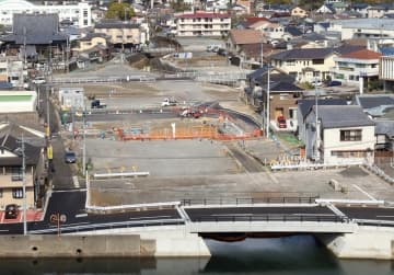 早岐海岸線に「速来橋」完成！　川の流れ変える事業、住民「渡り初め」で祝う　佐世保