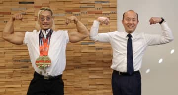 マッスルコンテスト優勝　中川さん、芸術性と均整の取れたボディー　長崎市長へ報告