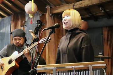 楽しい人生 楽しい人と　陶房で働きながら歌う・及川菜月さん　東北から波佐見へ10年