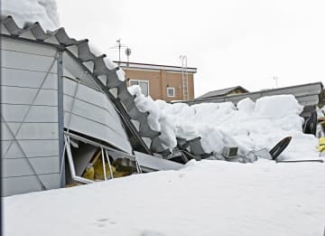 弘前大サークル棟、雪の重みで一部倒壊　平屋建てプレハブ