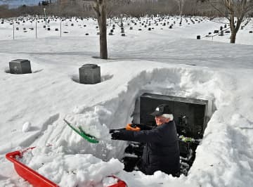 彼岸前、雪かきに汗／青森・月見野霊園