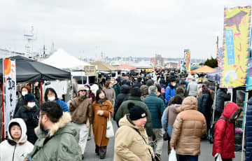 寒風の館鼻に熱気、朝市開幕　青森県八戸市