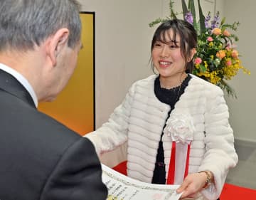 バイオリニスト・水野琴音さん、津軽民謡歌手・かすみさんに東奥文化選奨を贈呈　「精進したい」