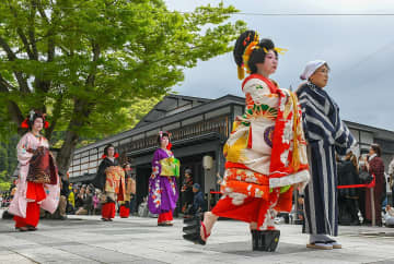 三味の音色に合わせ　着物好き有志ら「津軽花魁道中」あでやかに　伝承工芸館（青森・黒石市）