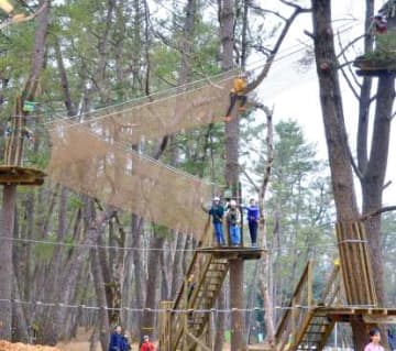 高さ約12メートルを空中散歩、吹上浜に森の冒険施設が15日オープン　鹿児島県内2カ所目、ジップスライドや縄はしごなど57遊具を整備