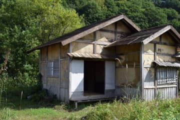 放置すると危険だし景観も台無し…「どうにかせねば」。市町村で進む空き家対策、県の助成実績や入居成約がじわりと伸びている