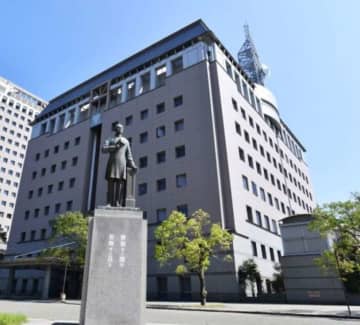 〈詳報〉鹿児島県警前捜査2課長を守秘義務違反容疑で書類送検、起訴猶予　｢忙しさ理解してもらうため｣…知人女性のスマホに事件情報送信　懲戒停職1カ月