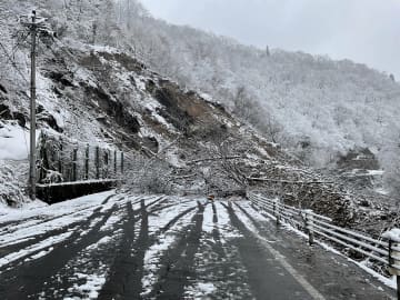 福井県の国道158号で大規模斜面崩壊…中部縦貫道の白鳥ICから県境までなど通行止め、復旧時期未定