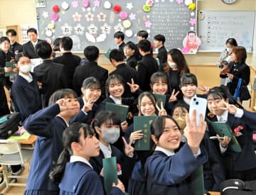 学びやに別れ　福島県内公立中で卒業式　3月末閉校の福島市の松陵中は90人巣立つ