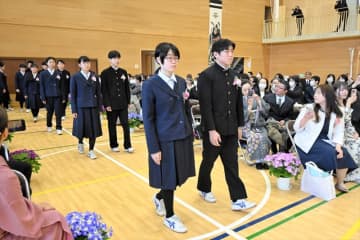 親しんだ学びや巣立つ　福島県県南地方の中学校で卒業式