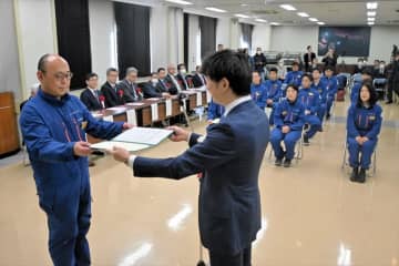 「みらい農業学校」1期生13人卒業　福島県南相馬市