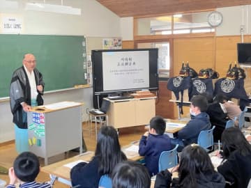 福島県川内村の伝統芸能「三匹獅子舞」　理解深める　川内小中学園3.4年生が特別授業　児童生徒が踊り披露