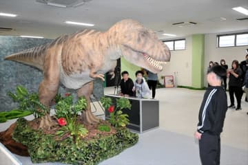 恐竜に乗って！さわってみよう！　ハワイアンズ（福島県いわき市）で春休み特別企画　20日から4月6日まで