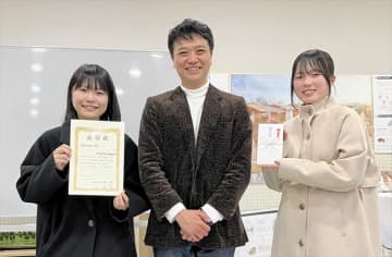 郡山女子大（福島県郡山市）の大城さん、武藤さん　優秀賞　トレーラーハウスデザイン大賞